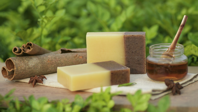Lav koldrørt sæbe og shampoo bar